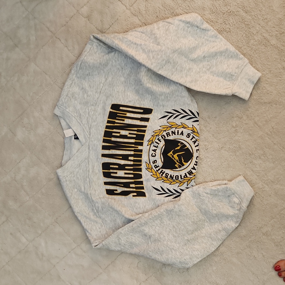 H&M CUT OFF CREWNECK SWEATSHIRT
